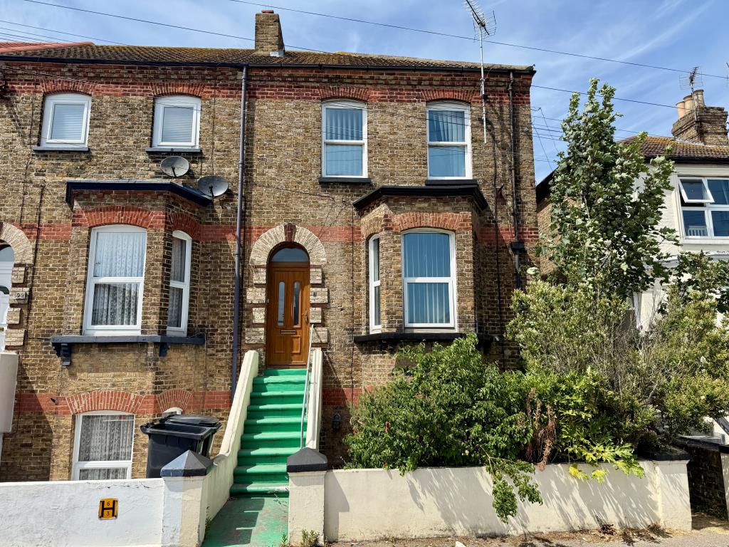 Lot: 1 - FOUR-BEDROOM HOUSE FOR IMPROVEMENT - End-terrace house